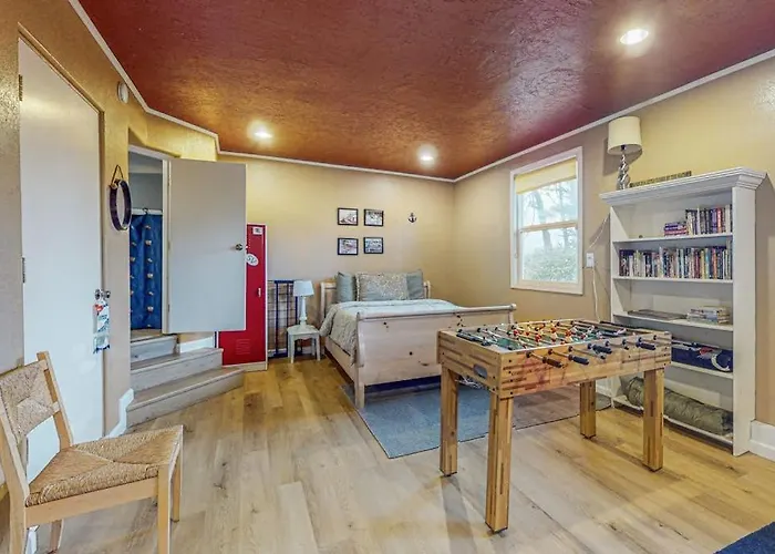 Elegant Home With Stunning Ocean Views & Dog Friendly